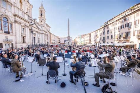 Wilber Pan: Il Concerto Sinfonico in Piazza Navona - Un Incontro Tra Ritmi Latini e Classici?!